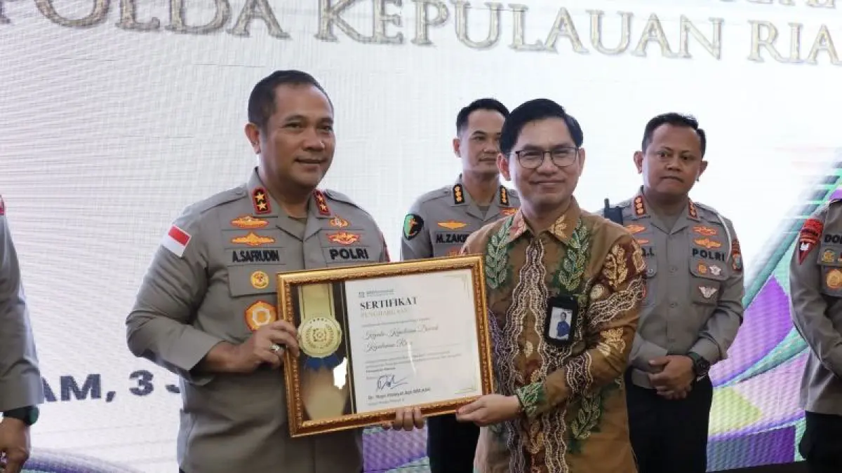  Pemberian sertifikat apresiasi untuk kolaborasi oleh Deputi Direksi Wilayah II (Sumatera Barat, Riau, Kepri, Jambi) BPJS Kesehatan Nopi Hidayat (depan kanan) kepada Kapolda Kepri Irjen Pol Asep Safrudin (kiri) di Batam, Kepri, Rabu (3/6/2026). ANTARA/HO-BPJS Kesehatan Wilayah II
