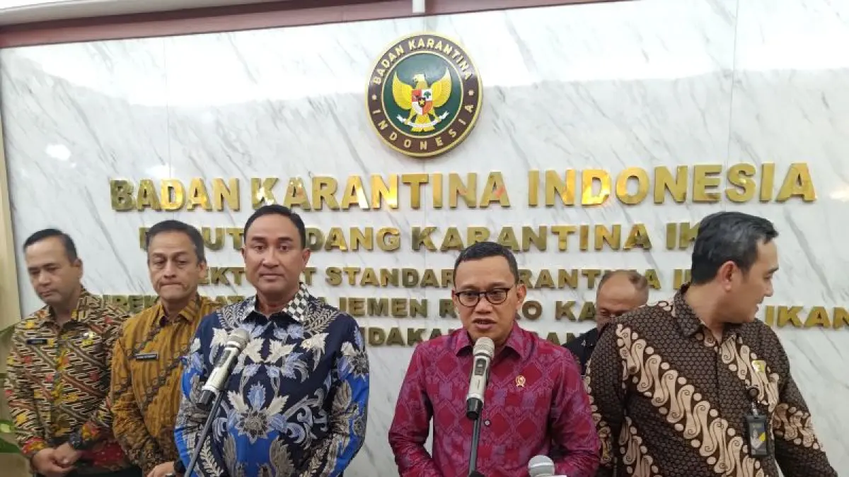 Kepala Badan Karantina Indonesia Abdul Kadir Karding (ketiga kanan) bersama Kepala Badan Narkotika Nasional (BNN) Komjen Pol Suyudi Ario Seto (ketiga kiri) memberikan keterangan kepada media usai pertemuan di Kantor Badan Karantina Indonesia, Jakarta, Kamis (4/6/2026). F Aria Ananda/Antara
