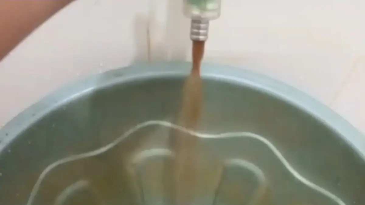 Air yang keluar dari keran  di rumah warga di Tiban menyerupai kopi.