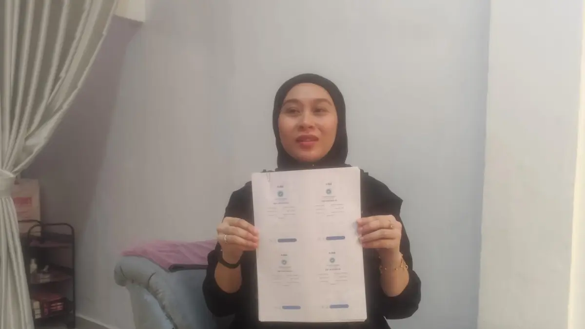 Aya Dewi saat menunjukan bukti transfer gaji karyawan yang melaporkan ia ke polisi, Kamis (4/6). F. Mohamad Ismail/Batam Pos