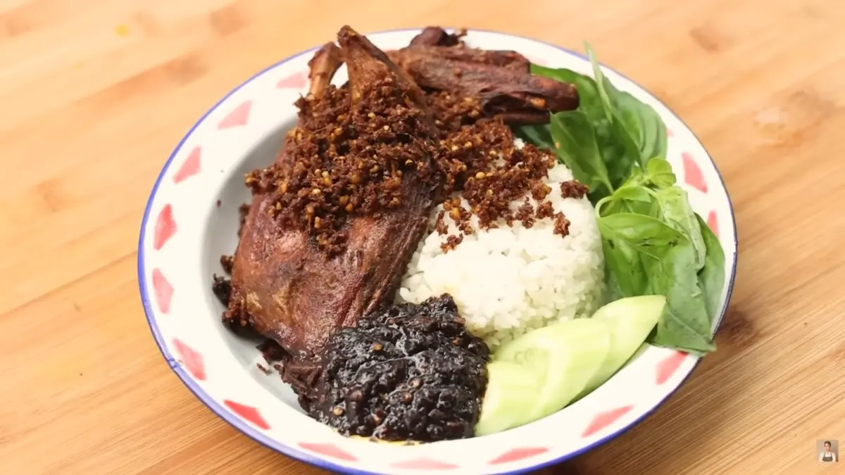 Bebek goreng bumbu hitam. (Tangkapan layar youtube.com/@devinahermawan)