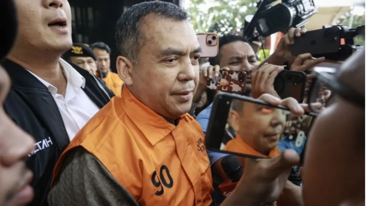 Wakil Menteri Imigrasi dan Pemasyarakatan Silmy Karim mengenakan rompi tahanan usai menjalani pemeriksaan di Gedung Merah Putih KPK, Jakarta, Kamis (4/6/2026). KPK menetapkan Silmy bersama tujuh ASN Kementerian Imipas sebagai tersangka dugaan pemerasan dan gratifikasi dalam pengurusan dokumen keimigrasian bagi warga negara asing. Foto: ANTARA/Dhemas Reviyanto.