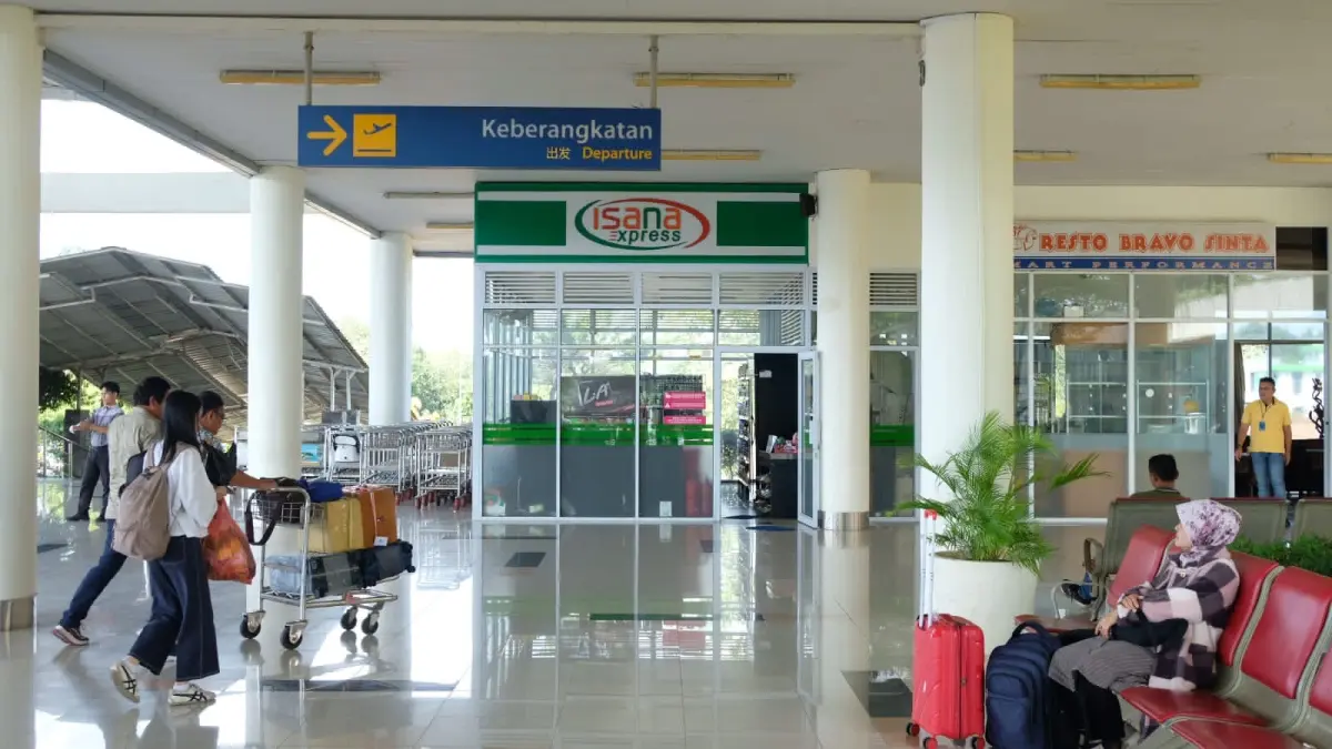 Calon penumpang yang hendak melakukan penerbangan dari Bandara RHF Tanjungpinang. F. Mohamad Ismail/BATAM POS