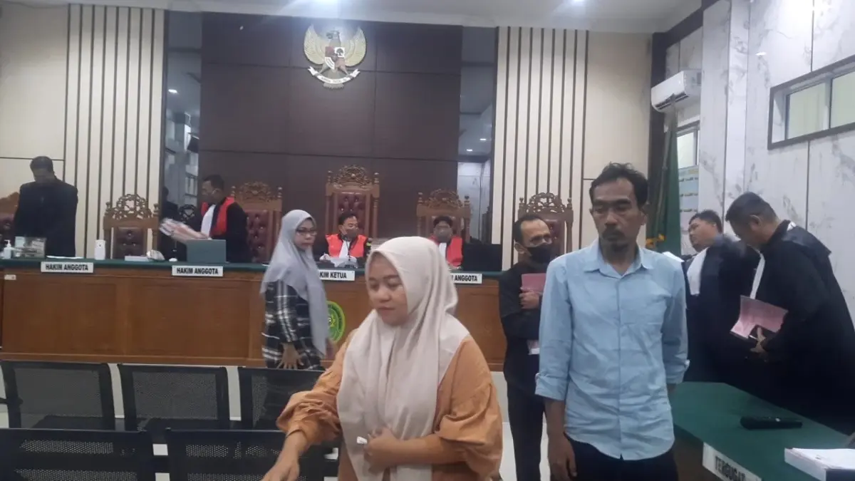 Empat terdakwa korupsi dana hibah KPU Karimun usai mendengar tuntutan yang dibacakan oleh JPU di PN Tanjungpinang, Kamis (4/6). F. Mohamad Ismail/Batam Pos
