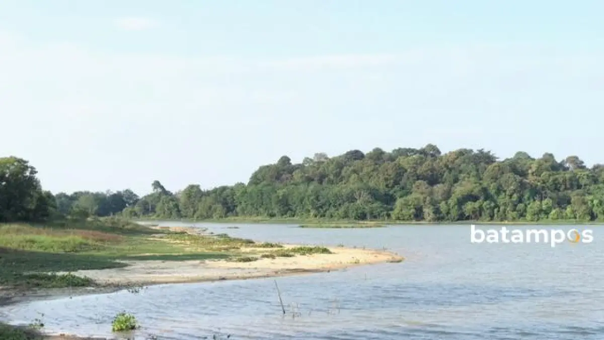 Kondisi Waduk Duriangkang yang sempat mengalami penyusutan akibat kemarau panjang dan fenomena El Nino beberapa bulan lalu. Foto: M. Sya’ban/Batam Pos