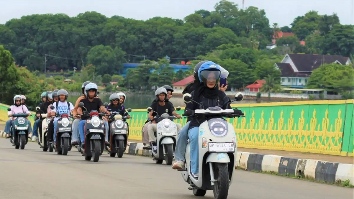 Pengguna Honda Scoopy bersama pasangan mengikuti city rolling melintasi sejumlah landmark ikonik Kota Tanjungpinang dalam kegiatan Scoopy Your Mode Your Ride yang digelar Capella Honda Kepri. Foto: Istimewa