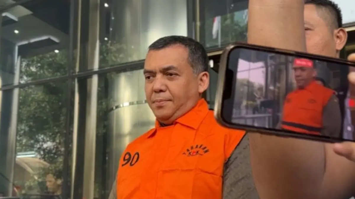 Wakil Menteri Imigrasi dan Pemasyarakatan Silmy Karim berjalan menuju mobil tahanan setelah keluar dari Gedung Merah Putih KPK, Jakarta, Kamis (4/6/2026). ANTARA/Rio Feisal
