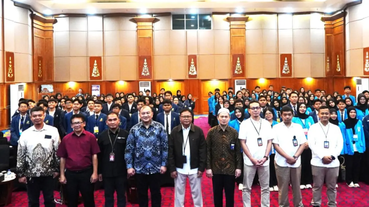 Foto bersama peserta Capacity Building and Leadership Practice GenBI Kepri di Batam Centre, Jumat (5/6/2026). Sebanyak 161 mahasiswa penerima beasiswa BI dibekali kepemimpinan, literasi digital, dan kewirausahaan untuk menghadapi tantangan ekonomi masa depan.    F. Azis / Batam Pos