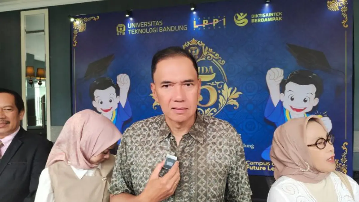 
Mantan Menteri Perdagangan Gita Wirjawan memberikan keterangan selepas menghadiri wisuda ke-25 Universitas Teknologi Bandung (UTB), Bandung, Kamis (4/6/2026). F Ricky Prayoga/Antara