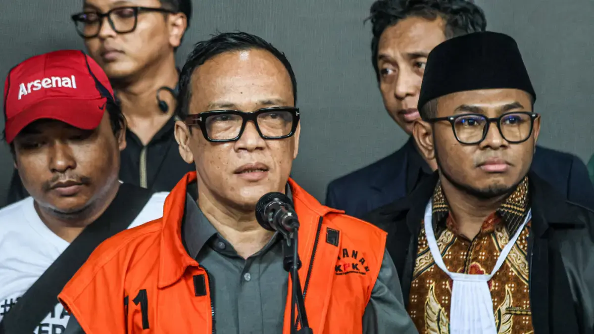 Mantan Wakil Menteri Ketenagakerjaan (Wamenaker) Immanuel Ebenezer Gerungan atau Noel keluar dari ruang sidang di Pengadilan Tipikor Jakarta, Kamis (05/06/2026). (Hanung Hambara/ Jawa Pos)