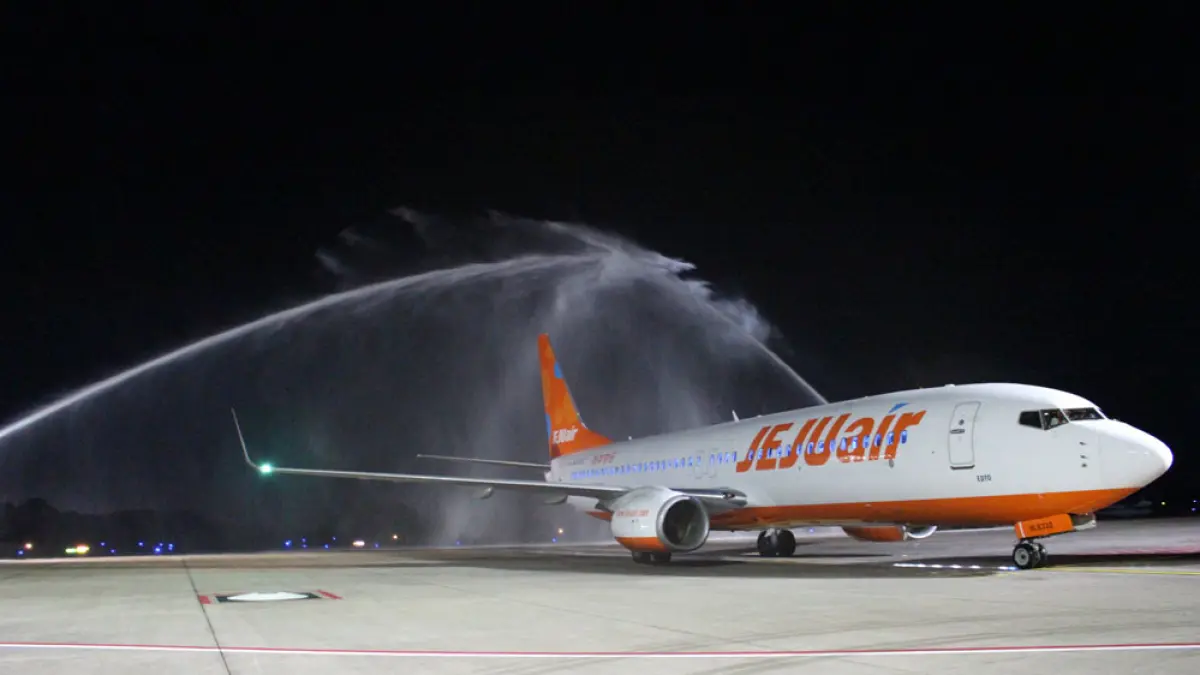 Maskapai Jeju Air Saat Landing di Bandara Internasional Hang Nadim Batam Kamis (17/10/2024) dini hari, sekitar pukul 02.38 WIB. Foto: BIB untuk Batam Pos