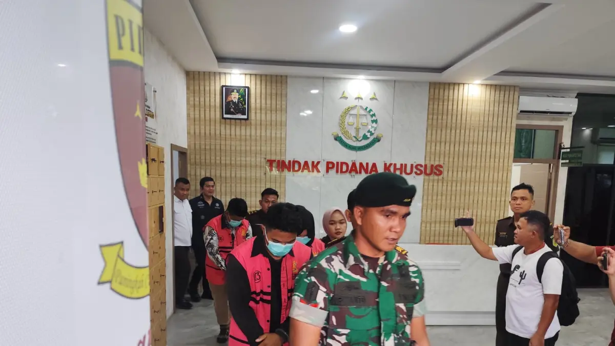 Para tersangka korupsi Mikro BRI Tanjungpinang langsung dilakukan penahanan. F. Mohamad Ismail/Batam Pos