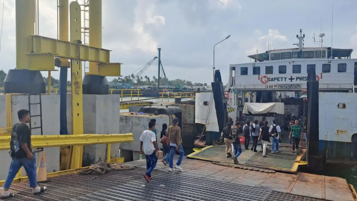 Pengguna jasa menaiki kapal RoRo tujuan Batam dari Pelabuhan ASDP Tanjunguban, Bintan, Jumat (5/6/2027). F.Slamet Nofasusanto/Batam Pos.