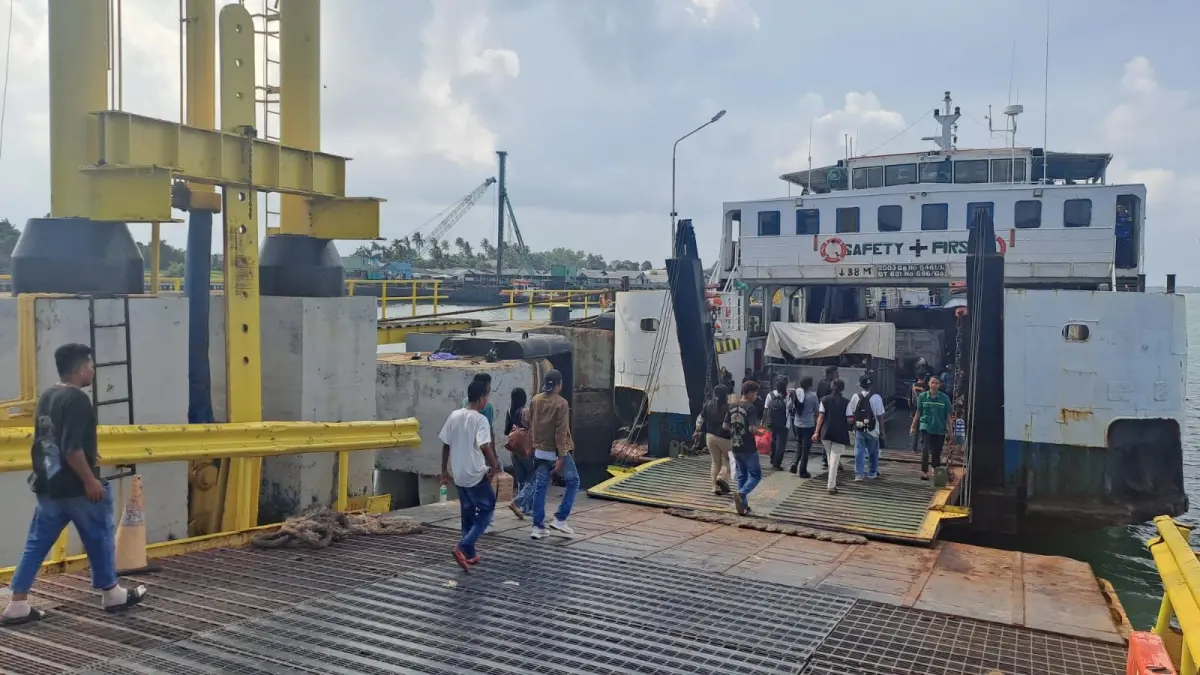 Pengguna jasa menaiki kapal RoRo tujuan Batam dari Pelabuhan ASDP Tanjunguban, Bintan, Jumat (5/6/2027). F.Slamet Nofasusanto/Batam Pos