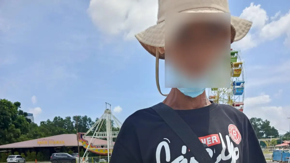  Salah satu oknum juru parkir di kawasan Welcome to Batam yang tak berseragam dan tanpa karcis parkir. F. Eusebius / Batam Pos 