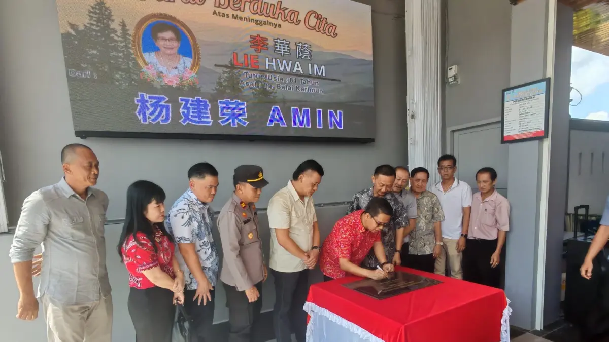 Bupati Karimun, Iskandarsyah menandatangani prasasti saat peresmian Rumah Duka Vidya Sagara di Kelurahan Meral Kota, Kecamatan Meral, Sabtu (6/6/2026). F Sandi Pramosinto/Batam Pos