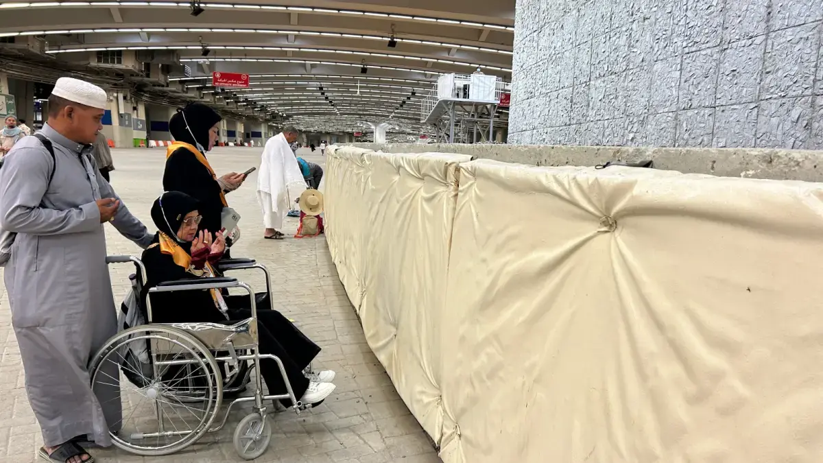 Jamaah Haji Indonesia berdoa usai melontar jumrah Aqabah. Otoritas Saudi pertimbangkan opsi tanazul separuh jamaah haji Indonesia pada musim haji 2027. (Bayu Putra/JawaPos.com)