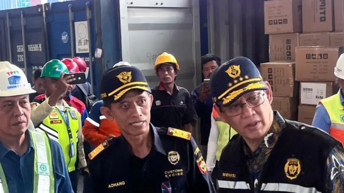 Menteri Keuangan (Menkeu) Purbaya Yudhi Sadewa (paling kanan) dalam agenda kunjungan kerja ke Bea dan Cukai Tanjung Priok di Jakarta, Sabtu (6/6/2026). ANTARA