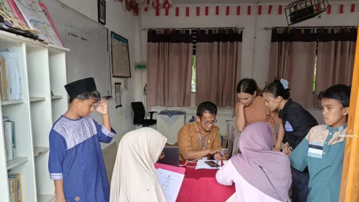 Orang tua mendatangi sekolah karena kesulitan membuat akun di SPMB SMP. f.eusebius sara