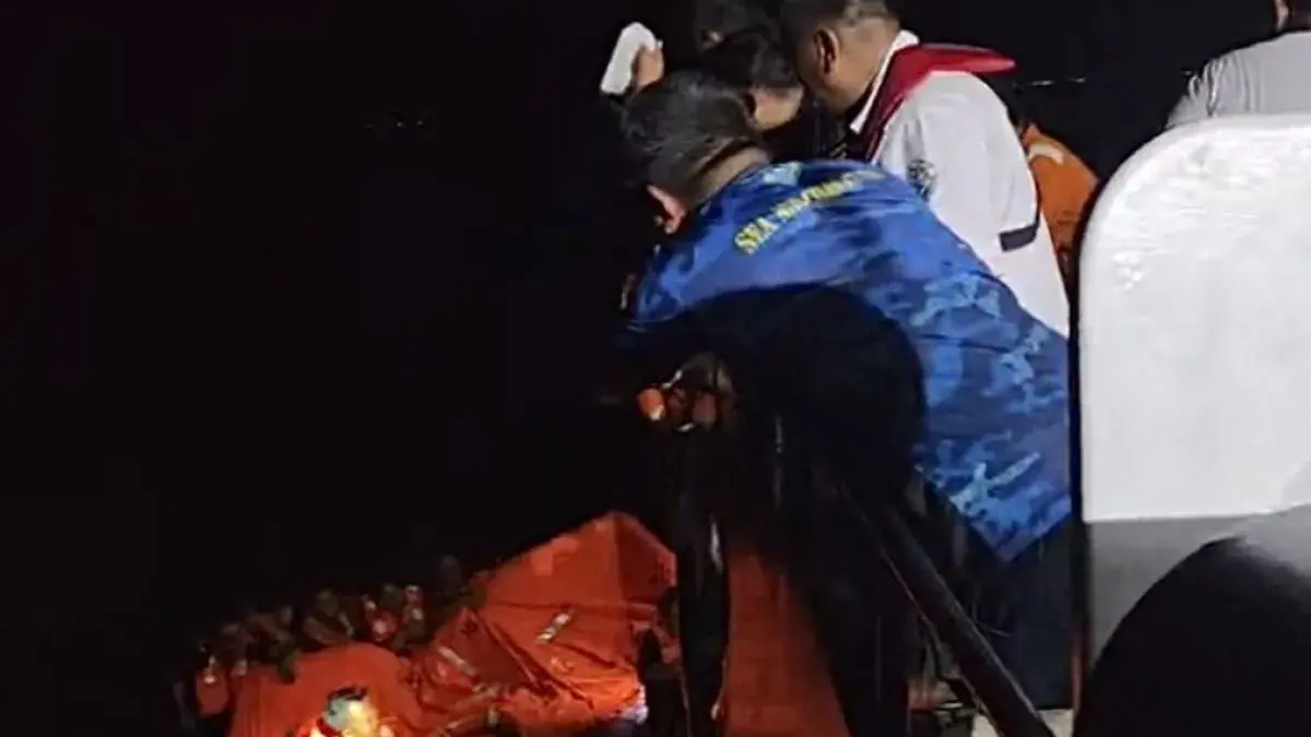 Peristiwa penyelamatan awak kapal MV Golden Star 1 yang tenggelam di TSS Selat Malaka-Selat Singapura oleh KSOP Khusus Batam, Kepri, Jumat (5/6/2026). (ANTARA/HO-KSOP Batam)