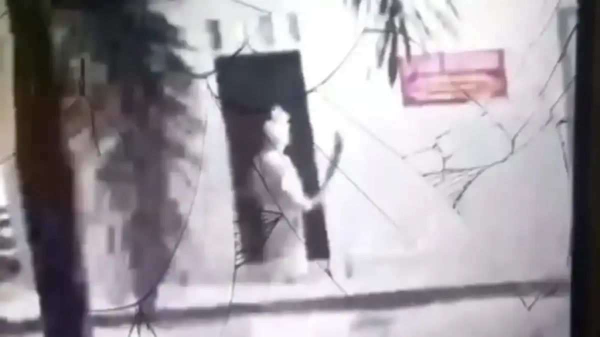 Tangkapan layar menyerupai pocong bersenjata tajam. f. istimewa
