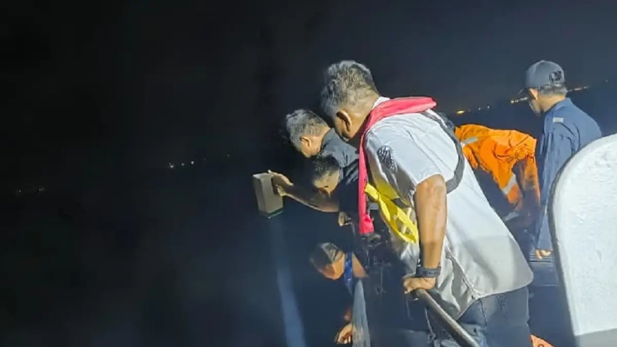 Tim KN P-376 KSOP Khusus Batam mengevakuasi seluruh awak kapal Golden Star 1 yang tenggelam di Selat Singapura setelah mengalami kebocoran hebat pada bagian haluan kapal. Foto: Istimewa