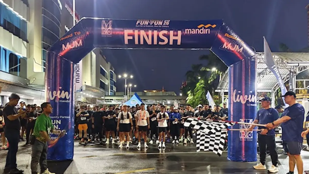 
Ribuan peserta mengikuti Batam Charity Fun Run 2026 di kawasan Mega Mall Batam Centre, Minggu (7/6). Kegiatan ini berhasil menggalang donasi Rp100 juta untuk membantu perbaikan jembatan dan pelabuhan masyarakat serta mendukung pendidikan anak-anak di Pulau Nanga. Foto: M. Sya