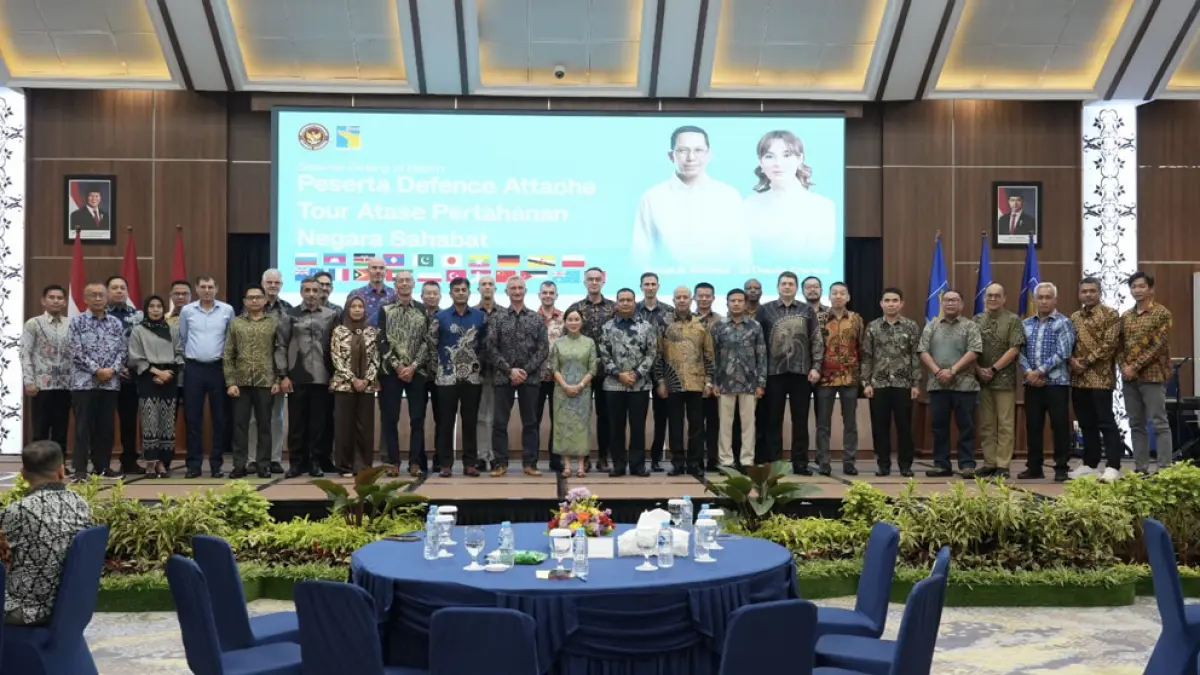
Atase Pertahanan dari 19 negara sahabat berfoto bersama saat kunjungan ke BP Batam. Kunjungan ini menjadi momentum memperkenalkan Batam sebagai kawasan strategis di jalur pelayaran internasional Selat Malaka sekaligus pusat investasi yang terus berkembang. Foto: BP Batam untuk Batam Pos.&nbsp;