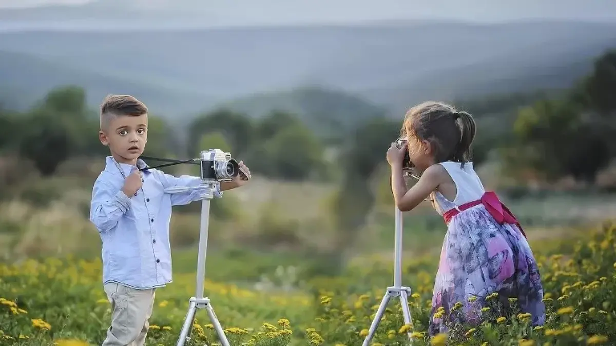 Ilustrasi dua anak sedang melakukan foto. (Pixabay)