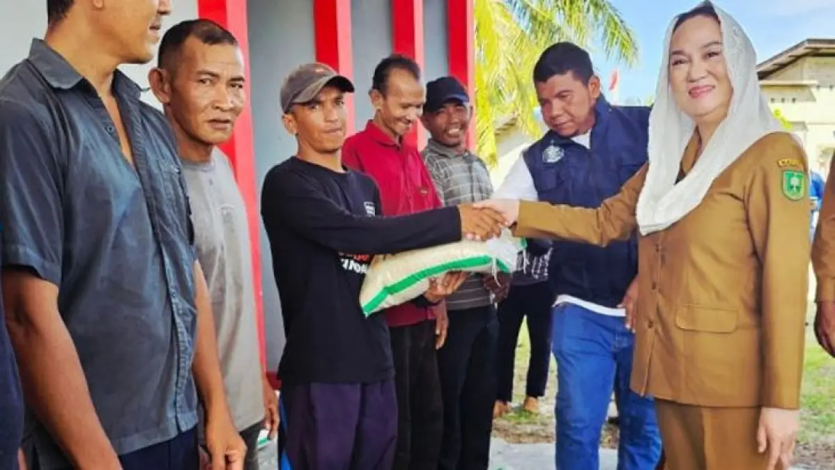 Bupati Natuna, Cen Sui Lan, menyerahkan bantuan beras kepada keluarga rawan pangan di Kecamatan Bunguran Utara, Sabtu (7/6/2026). Sebanyak 58 keluarga penerima manfaat memperoleh masing-masing 10 kilogram beras dari Cadangan Beras Pemerintah Daerah untuk membantu memenuhi kebutuhan pangan sehari-hari.