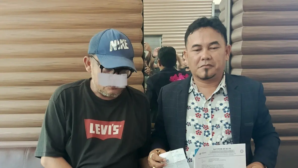 LCM bersama kuasa hukumnya, Rano Iskandar Sirait. Foto: Eusebius/Batam Pos