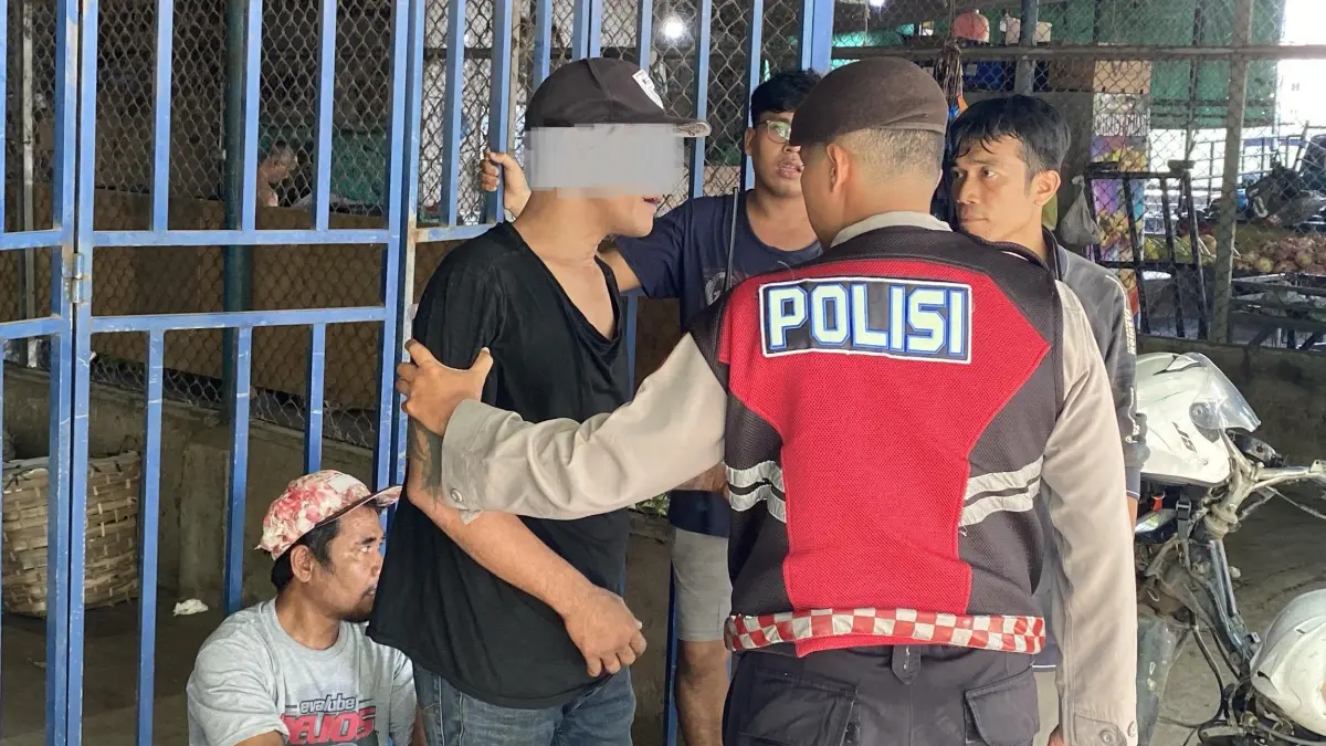 Pelaku penjualan mesin jahit curian ditangkap warga di Jodoh. Foto: Istimewa 