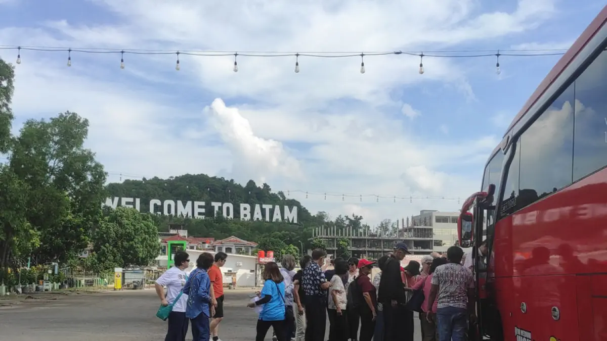 Pusat perbelanjaan menunjukkan aktivitas wisatawan asing meningkat signifikan. Keramaian terlihat di area kuliner, pusat oleh-oleh, hingga berbagai gerai ritel.  F. Cecep Mulyana / Batam Pos 