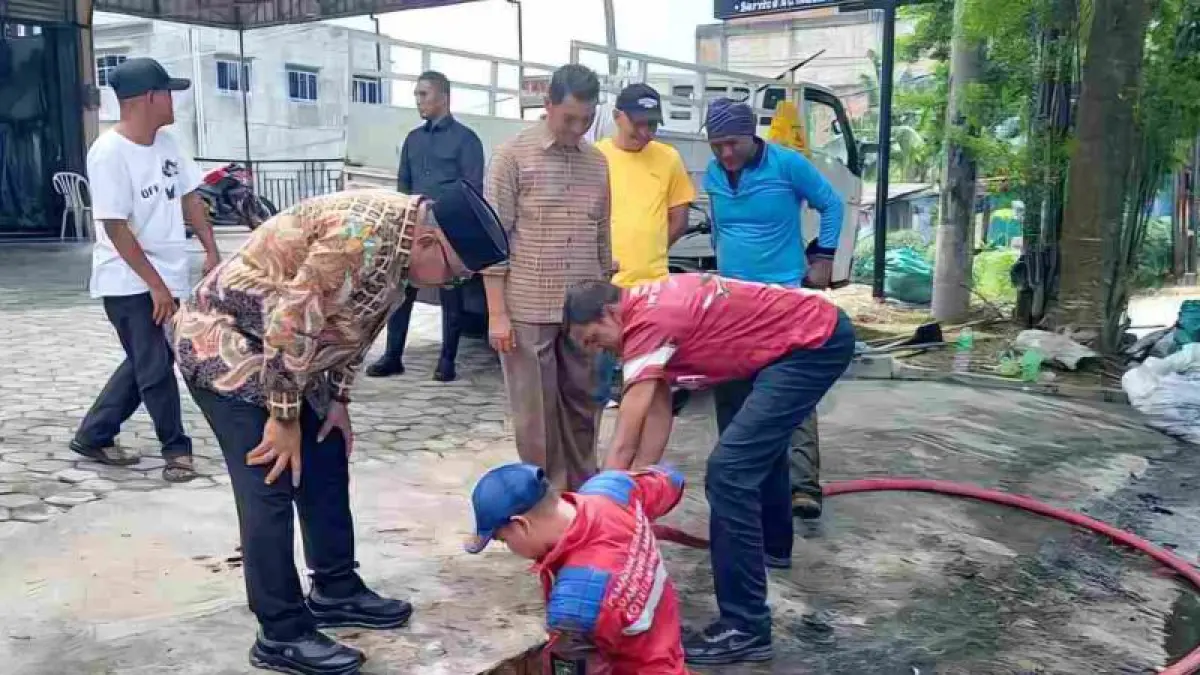 Wali Kota Tanjungpinang, Lis Darmansyah, meninjau pembersihan drainase di Jalan D.I Panjaitan Kilometer 7, Minggu (7/6/2026). Dalam inspeksi tersebut ditemukan jaringan kabel optik yang menghambat aliran air dan menyebabkan sampah mudah tersangkut, sehingga berpotensi memicu genangan dan banjir saat hujan deras.