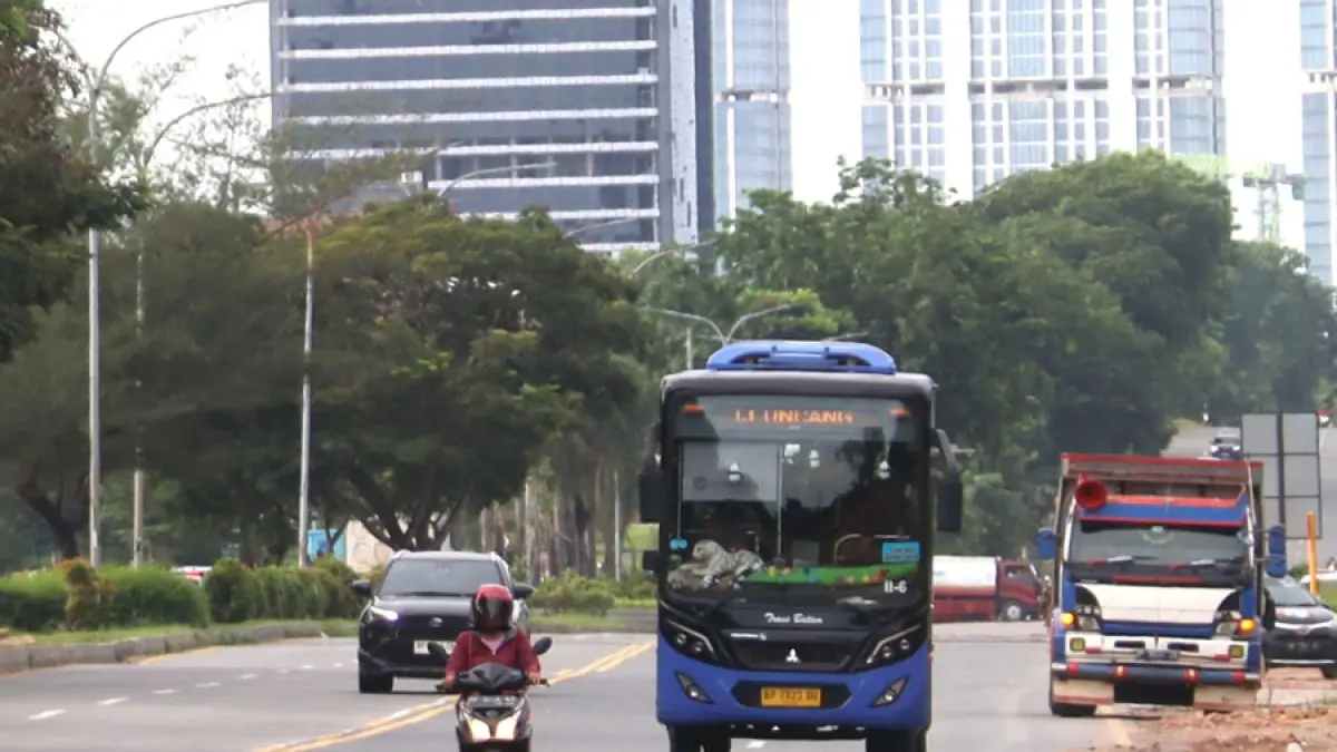 UPT Trans Batam, tengah menuntaskan berbagai persiapan, terutama sarana pendukung di area bandara. Jika seluruh proses berjalan sesuai rencana, layanan tersebut mulai beroperasi pada pertengahan bulan ini. F. Cecep Mulyana / Batam Pos