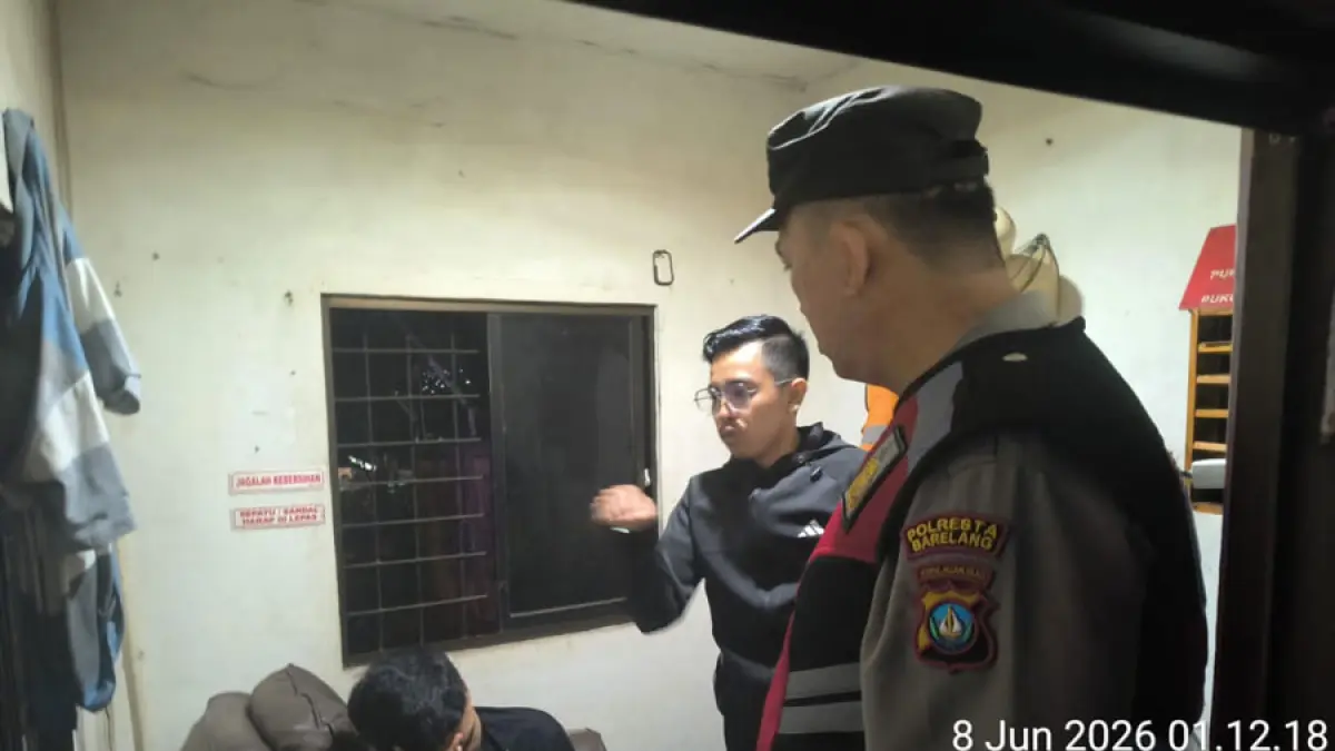 Polsek Bengkong mengamankan seorang anak di bawah umur yang diduga hendak melakukan pencurian kendaraan bermotor di kawasan Bengkong Sarmen, Tanjung Buntung, Batam, Senin (8/6) dini hari. Kasus tersebut diselesaikan secara kekeluargaan setelah dilakukan mediasi antara pihak korban dan orang tua anak yang bersangkutan. Dok. Polsek Bengkong untuk Batam Pos