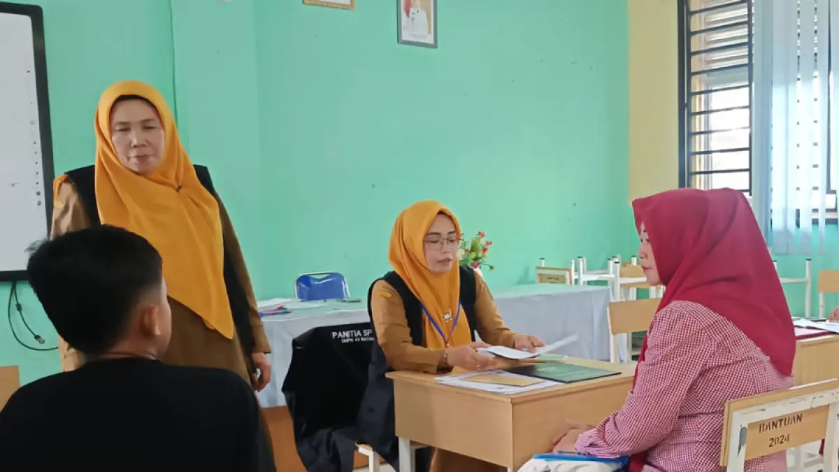 Kepala SMPN 43 Batam, Revi Jelita, mengatakan hari pertama pelaksanaan SPMB difokuskan untuk jalur afirmasi dan jalur prestasi.  F. Azis / Batam Pos