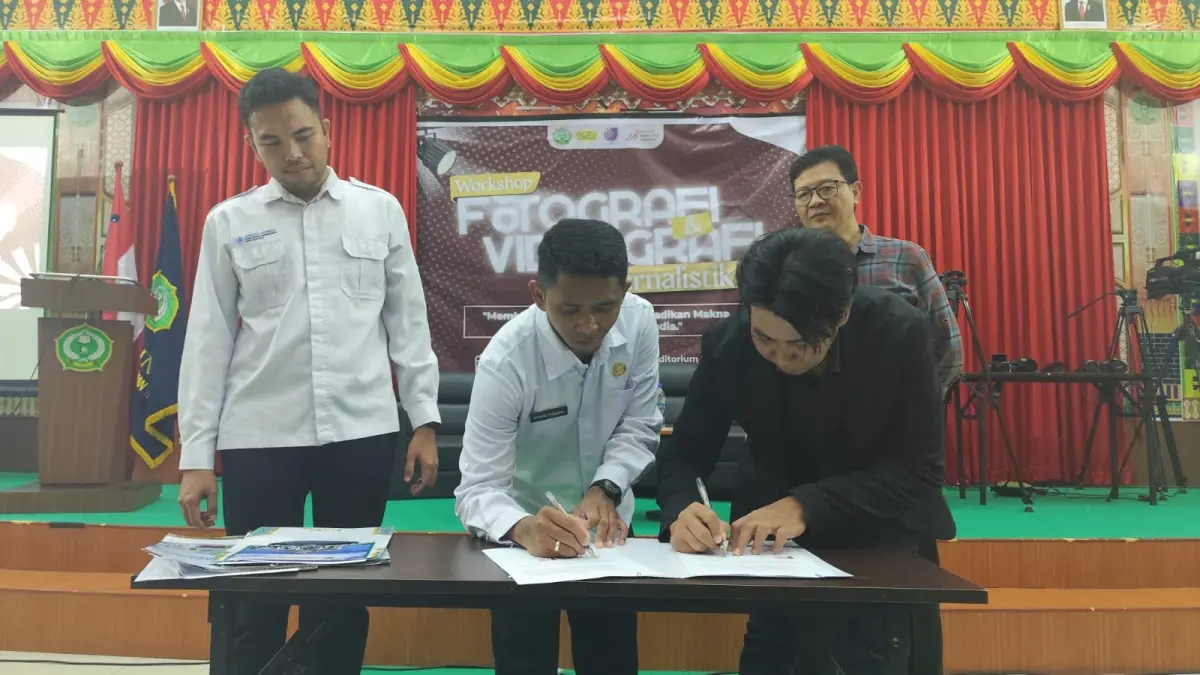 Ketua AMSI Kepri, Jailani saat melakukan penandatanganan MoU dengan STAIN SAR Kepri, Senin (8/6). F. AMSI Kepri untuk Batam Pos