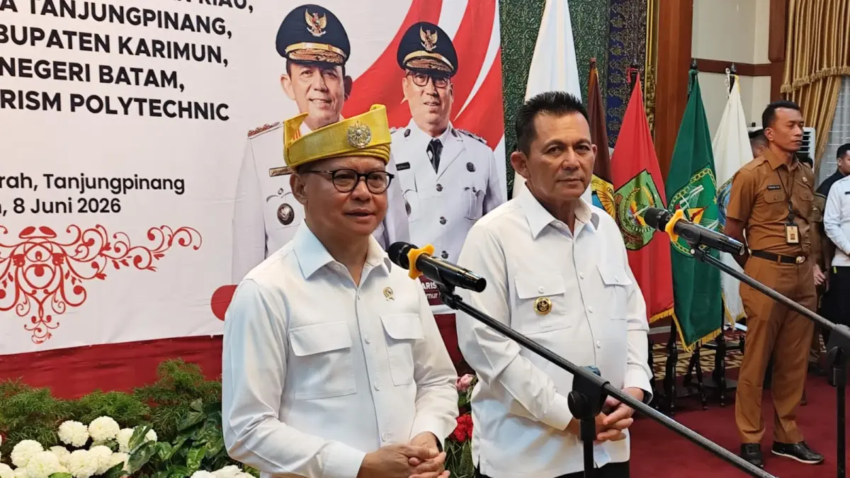 Menteri P2MI, Mukhtarudin bersama Gubernur Ansar usai penandatanganan perlindungan PMI. F. Mohamad Ismail/Batam Pos