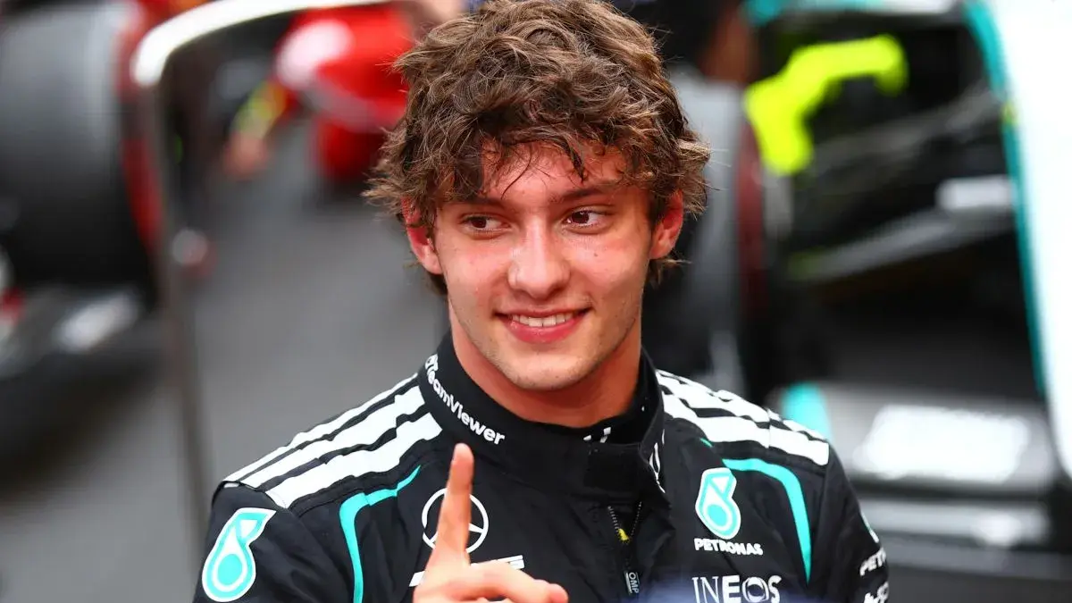 Pembalap Mercedes Andrea Kimi Antonelli merayakan kemenangannya di GP Monaco 2026, Sirkuit Monte Carlo, Minggu (7/6/2026). (Formula 1)