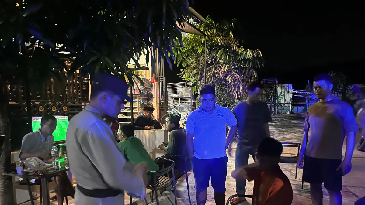 Personel Polsek Seibeduk mengintrogasi IM, pelaku pencurian di Perumahan Laguna Tahap 4. F.Alex untuk Batam Pos