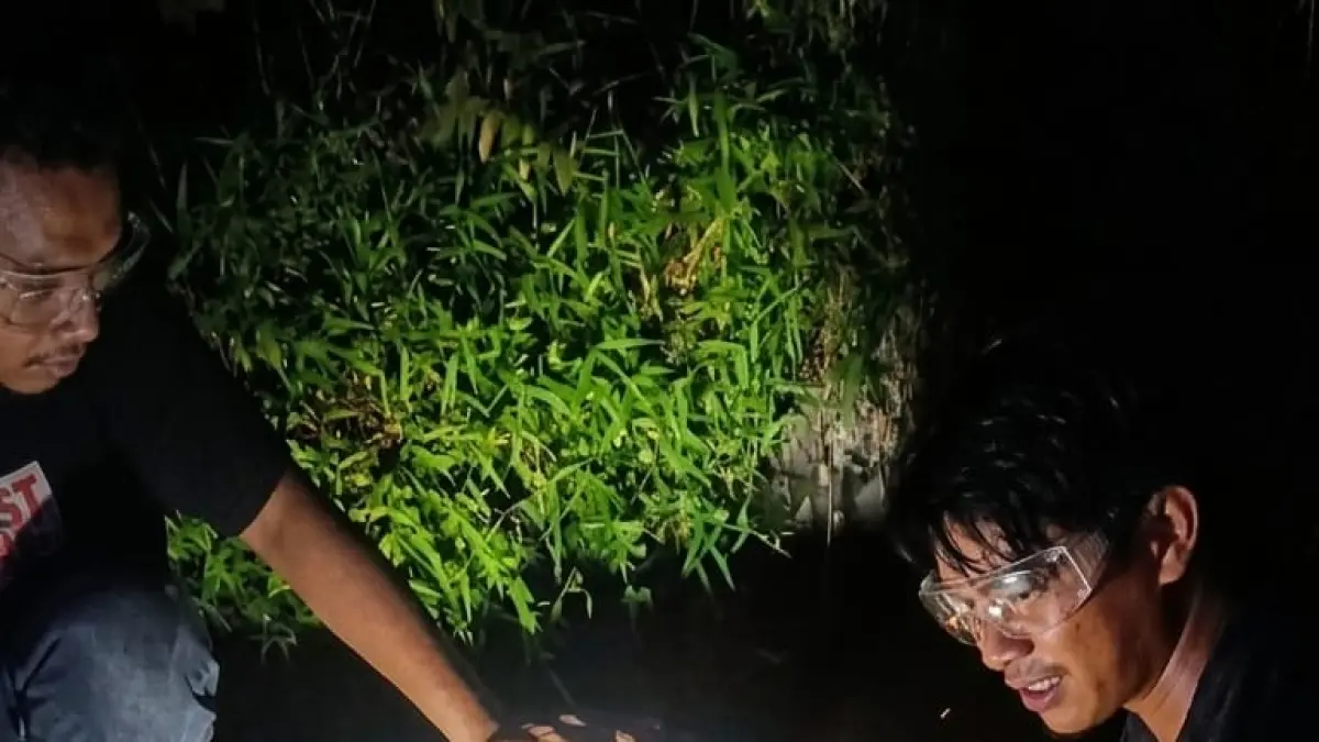 PETUGAS teknisi dari Perumda Tirta Mulia Karimun sedang melakukan perbaikan pipa&nbsp;
yang bocor. F Sandi Pramosinto/Batam Pos