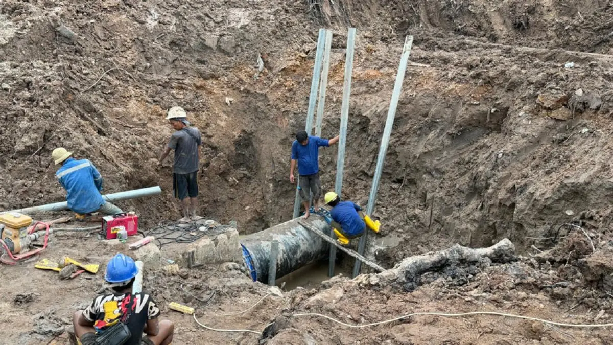 Proses perbaikan pipa bocor. F. netizen