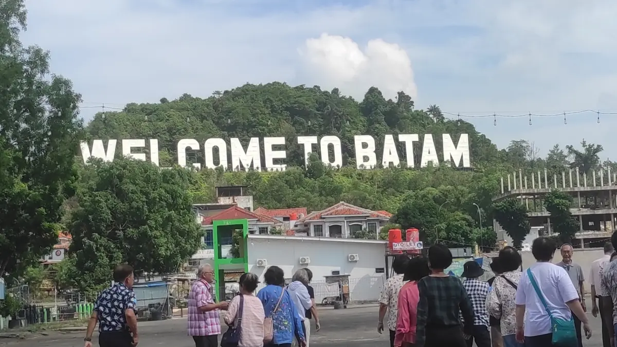 Sejumlah wisatawan mengunjungi kawasan Batamcenter untuk berswafoto dengan landmark Welcome To Batam, Kamsis (4/6). F Cecep Mulyana/Batam Pos