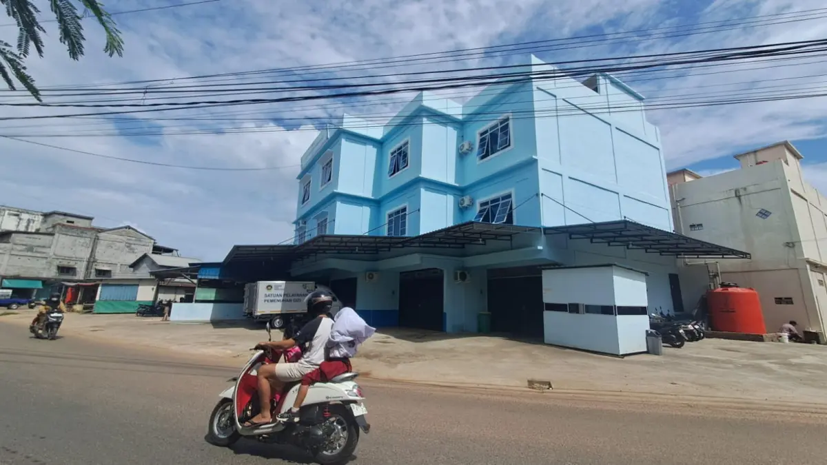 SPPG Tanjunguban Selatan 4 &nbsp;di Pasar Baru Tanjunguban terlihat tutup karena operasional dihentikan sementara, Senin (8/6/2026). F.Slamet Nofasusanto/Batam Pos