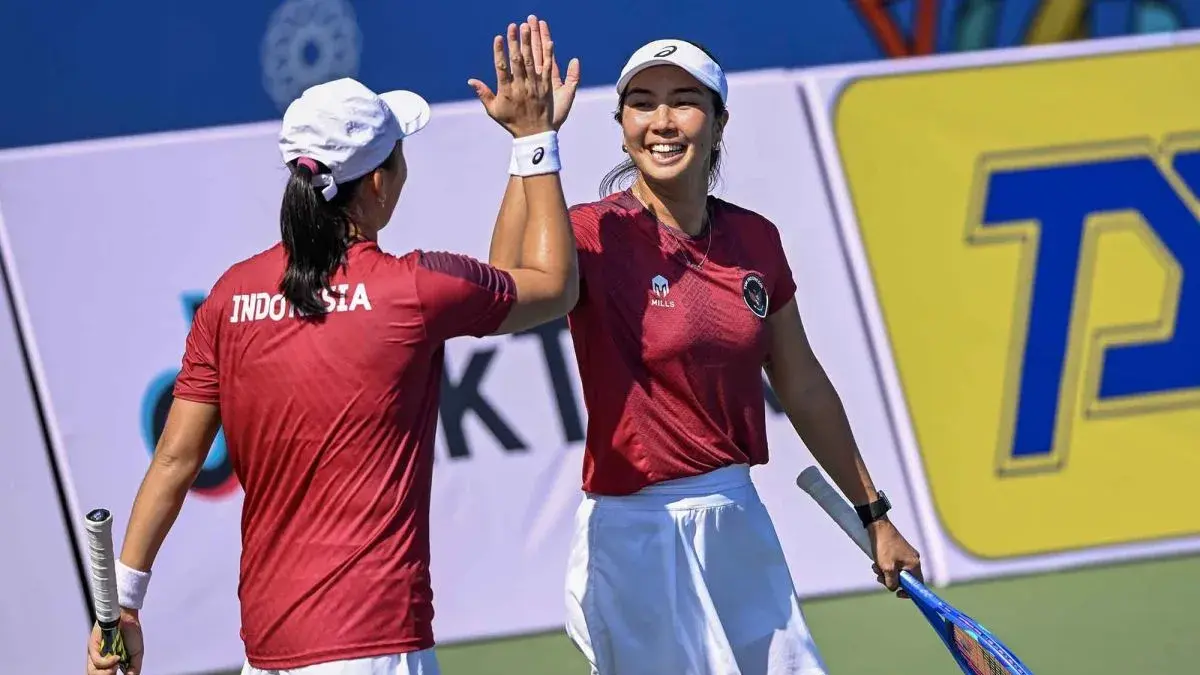 Petenis ganda putri Indonesia Janice Tjen (kiri) dan Aldila Sutjiadi (kanan) meluapkan kegembiraannya usai menang atas petenis Thailand Peangtarn Plipuech dan Mananchaya Sawangkaew pada final tenis ganda putri SEA Games 2025 di National Tennis Development Center, Pak Kret, Nothanburi, Bangkok, Thailand, Jumat (19/12/2025). Aldila dan Janice berhasil meraih medali emas setelah mengalahkan petenis Thailand Peangtarn Plipuech dan Mananchaya Sawangkaew dengan skor 2-0 (6-2, 6-1). ANTARA FOTO/Nova Wahyudi/YU