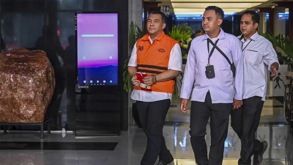 Tersangka kasus dugaan korupsi pengurusan izin tinggal warga negara asing (WNA) di Indonesia Silmy Karim (kiri) berjalan usai diperiksa di Gedung Merah Putih KPK, Jakarta, Senin (8/6/2026). Penyidik KPK melakukan pemeriksaan perdana kepada Mantan Wakil Menteri Imigrasi dan Pemasyarakatan (Imipas) Silmy Karim terkait kasus dugaan korupsi pengurusan izin tinggal warga negara asing (WNA) di Indonesia. ANTARA FOTO/Galih Pradipta/agr