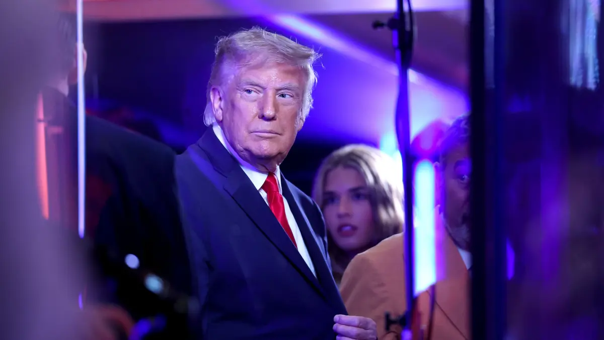 Donald Trump hadir datang ke Final NBA di Madison Square Garden. (x.com/consequence)