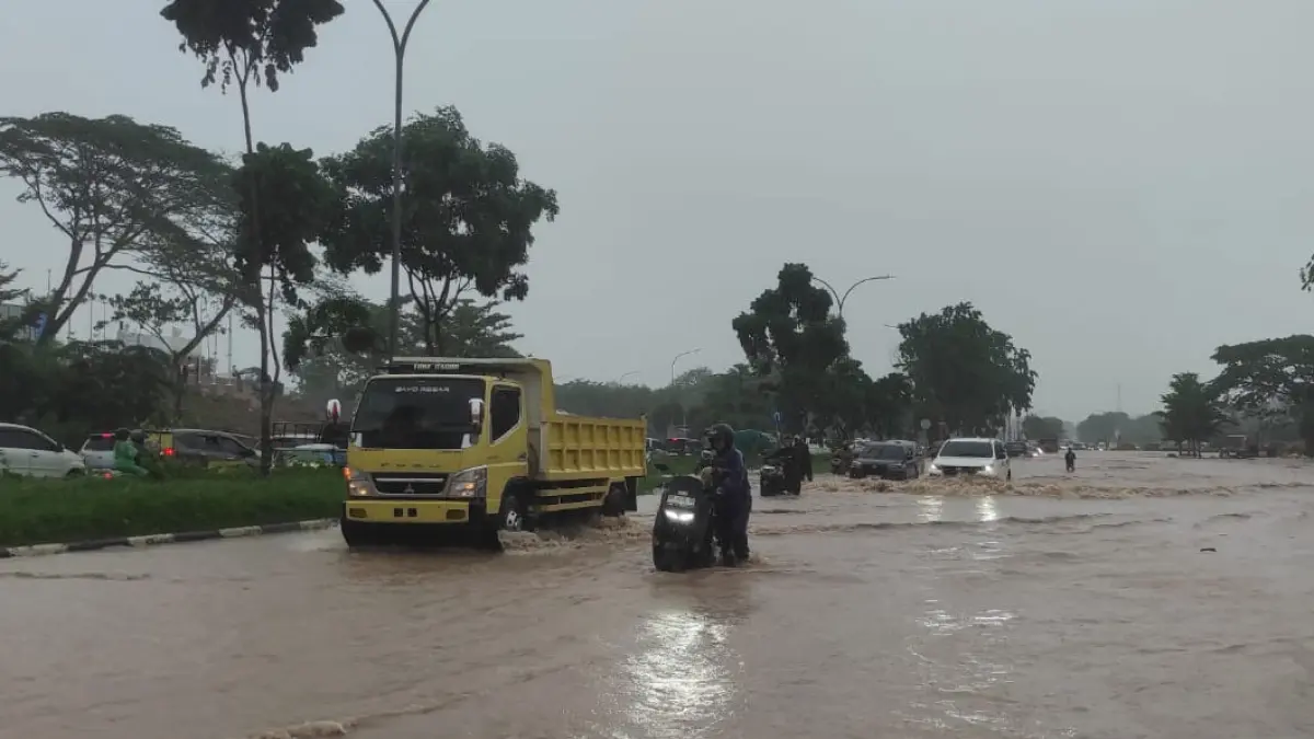 Genangan air menutupi sebagian badan jalan  di Batam, setelah hujan dengan intensitas sedang hingga lebat mengguyur wilayah tersebut pada Selasa (9/6/2026). Foto: Cecep Mulyana / Batam Pos.