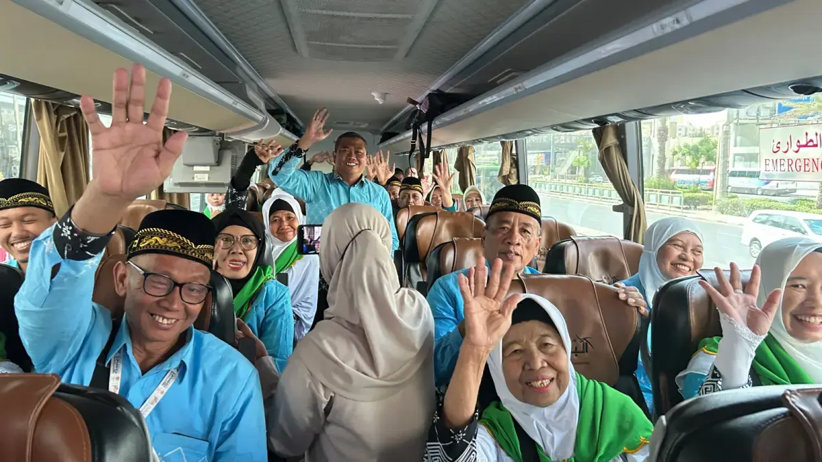 Jamaah haji kloter SUB 59 bersiap meninggalkan Kota Makkah menuju Madinah, Minggu (7/6/2026). (Bayu Putra/JawaPos.com)